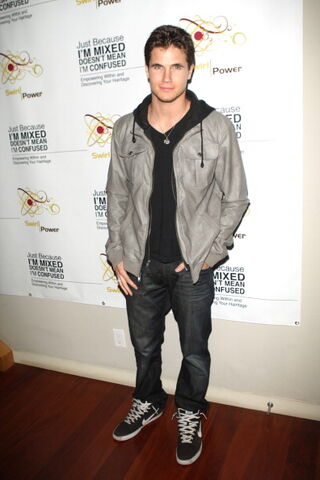 File:Robbie Amell 174.jpg