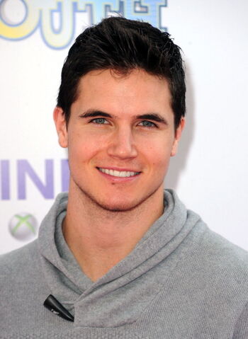 File:Robbie Amell 171.jpg