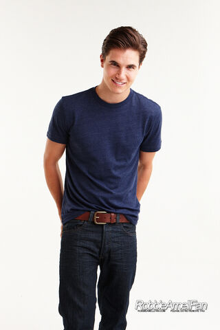 File:Robbie Amell 139.jpg