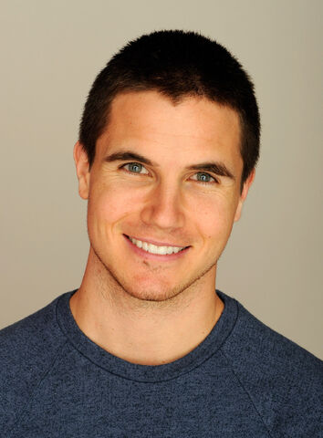 File:Robbie Amell 006.jpg