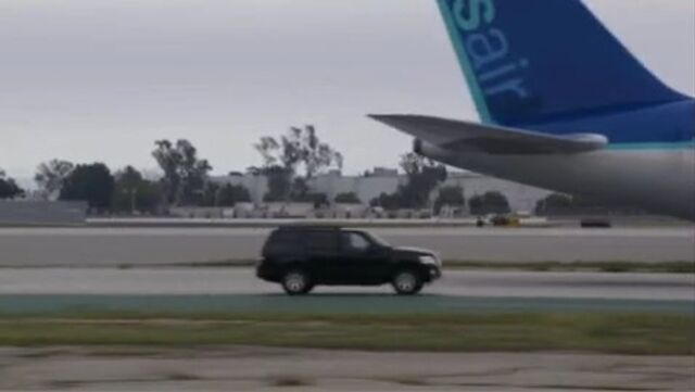 File:1.01-SimonChasesPlane.jpg