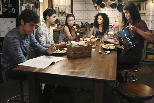 Fichier:The-Fosters-1x08-Clean-4.jpg