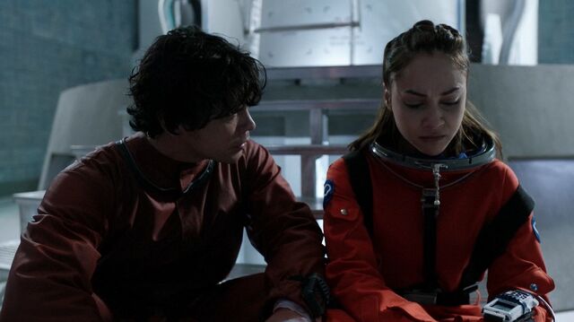 File:The100 S4 Praimfaya Bellamy Raven 2.jpg