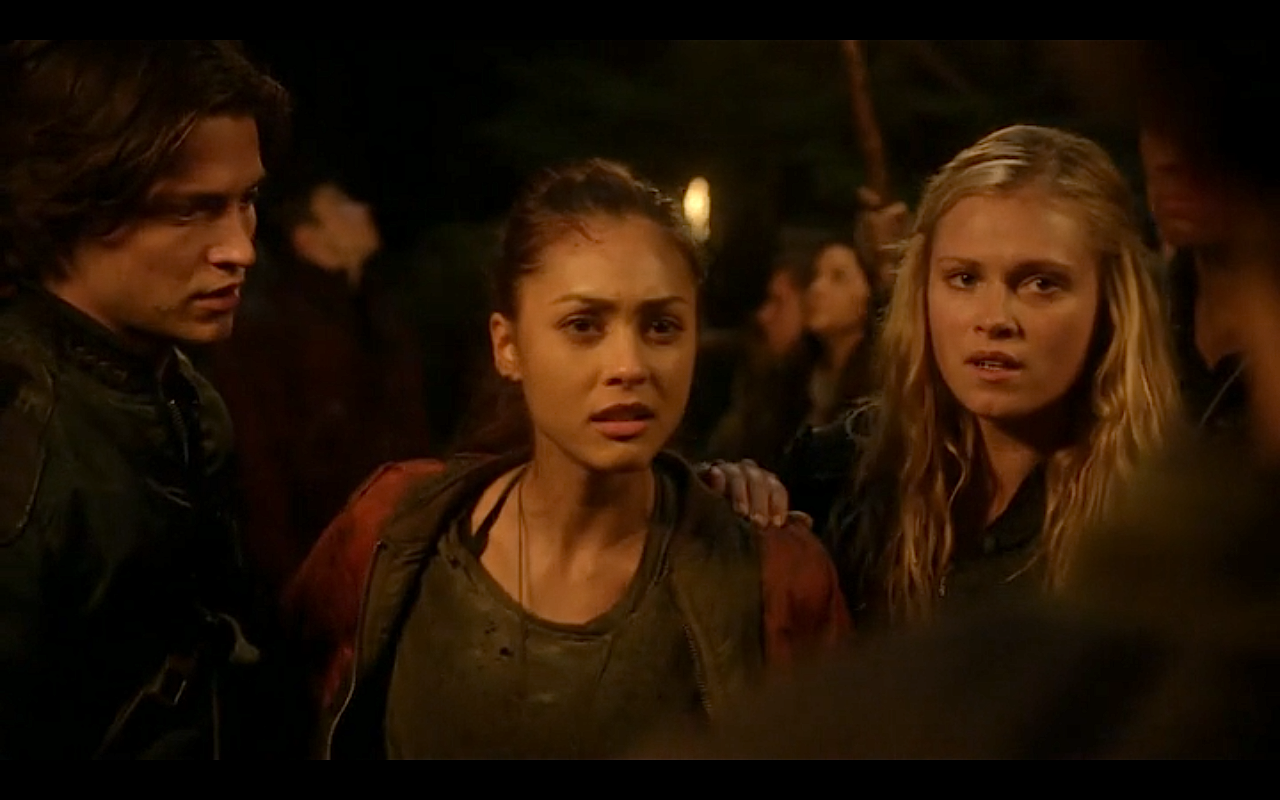 Image - Finn-Clarke-Hold-Raven-back.png | The 100 Wiki ...