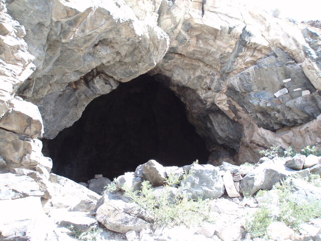 File:Tsenkheriin Agui Cave.jpg