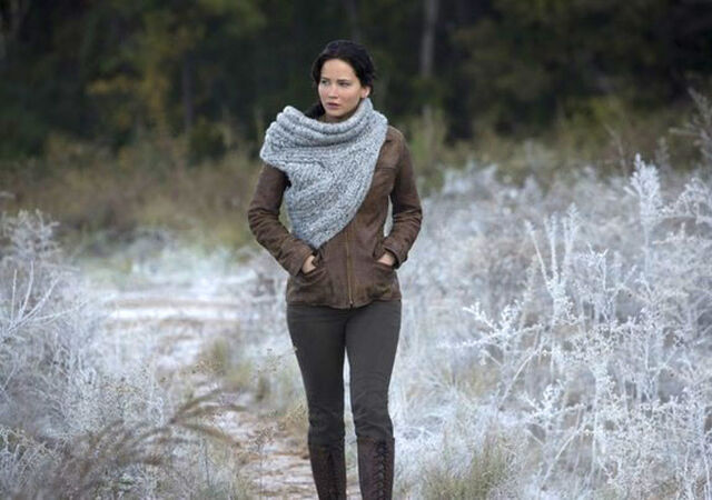 File:Katniss-woods cf-thg.jpg