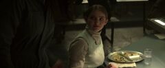 Katniss viendo a Prim en el Comedor.jpg