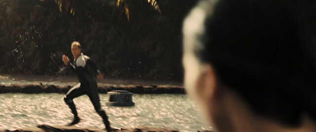 File:Katniss Gloss sprinting.jpg