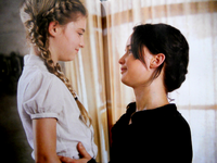 Katniss y Prim en la sala.png