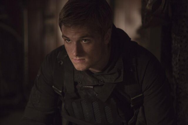 File:Mockingjaypart2-still-peeta.jpg
