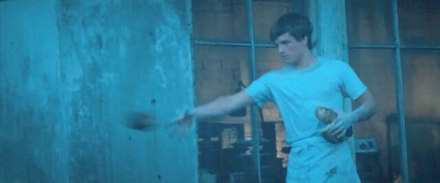 File:Peeta throwing away burnt bread.jpg