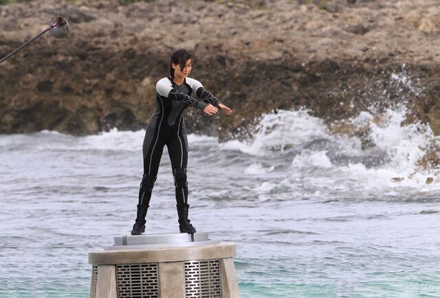 Archivo:Catching-Fire-shooting-in-Hawaii-katniss-everdeen-32877007-3000-2034.jpg