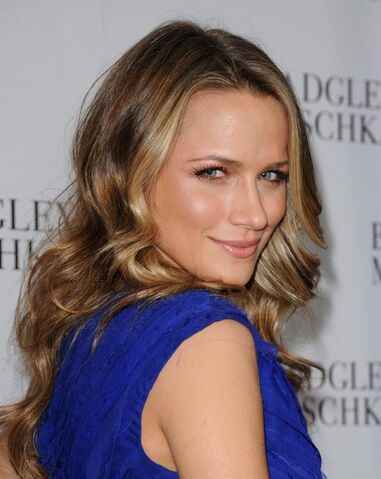 File:Shantel+VanSanten+Badgley+Mischka+Store+Opening+M0jg3wrsYZ5l.jpg