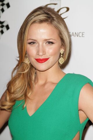 File:Shantelvansanten 394839.jpg