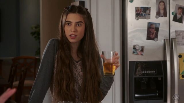 File:01 Clara Mamet.jpg