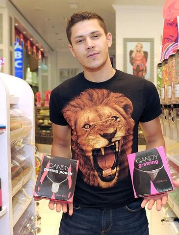 File:Alex-Meraz-at-Sugar-Factory-Truscello-570.jpg