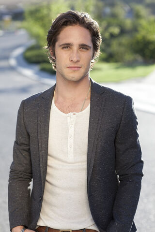 File:Diego-boneta-rocks-hollywood-1000x1500.jpg