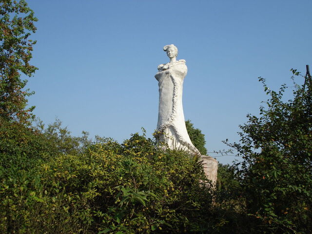 File:Lady Sun Statue.jpg