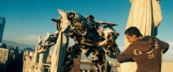 Megatron op het dak.png