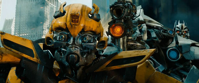 File:Dotm-bumblebee&soundwave-film-chicago.jpg