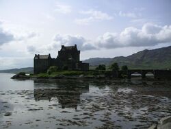 800px-Scotland EileanDonan1