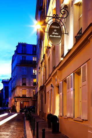 File:Hotel-charme-relais-montmartre-facade-paris.jpg