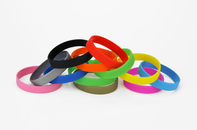 File:Plain-silicone-wristbands.jpg