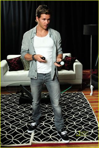 File:Ryan-kwanten-playstation-move-06.jpg
