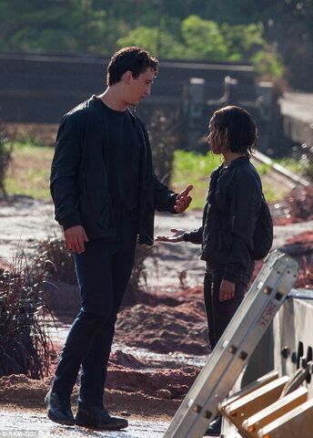 Plik:Miles-Teller-Zoe-Kravitz-tournage-Allegiant-Part-1.jpg