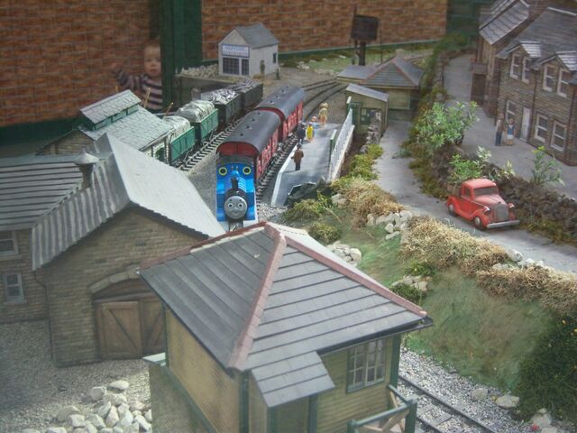 File:ThomasPullingMailTrainDraytonManor4.jpg