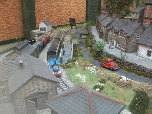 File:ThomasExpressCoachesDraytonManor.png