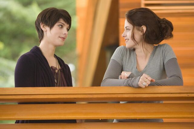 File:Alice and Bella.jpg