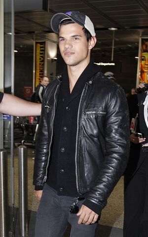 File:Taylor-lautner-072111-1.jpg
