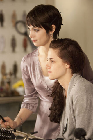 File:Alice and bella getting ready for the wedding..jpg