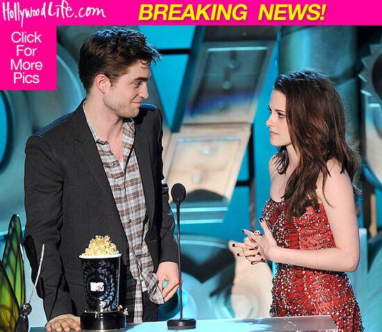 File:Robert-pattinson-kristen-stewart-mtv-movie-awards-2012120531111717.jpg