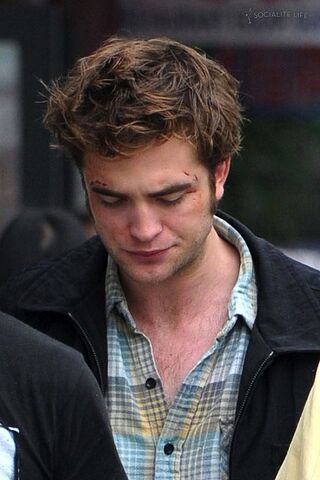 File:Gallery main-robert-pattinson-remember-me-set-photos-07012009-01.jpg