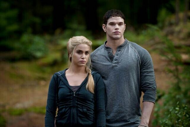 File:Rosalie-and-emmett-eclipse.jpg