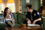 Bella-and-her-dad-charlie-swan-billy-burke-kristen-stewart-in-house-couch-eclipse-still-purple-flannel-1-