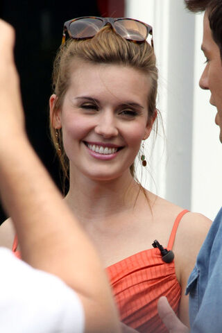 File:Maggie Extra 1.jpg