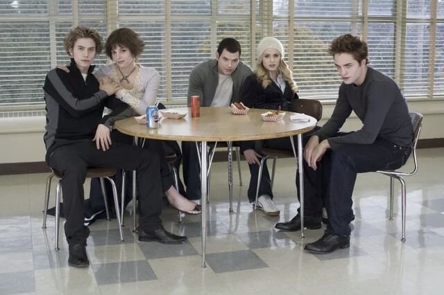File:The-cullens-twilight-series-2552855-725-483.jpg
