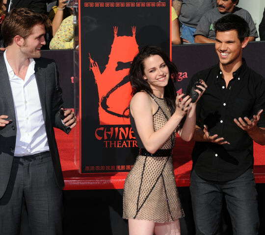 File:Pattinsonlifehandprint03112011 (1).jpg