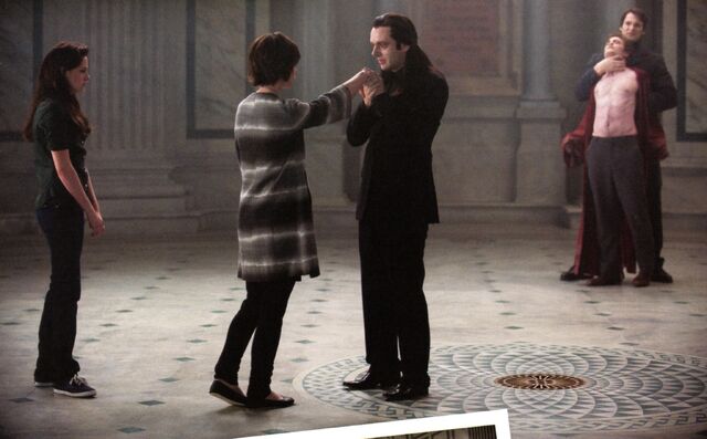 File:New-Moon-Stills-alice-and-bella-8465823-2048-1269.jpg
