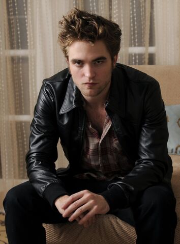 File:Robert Pattinson in leather.jpg