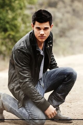 File:Taylor-EW-Out-Takes-jacob-black-8227780-383-576.jpg