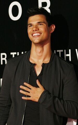File:Taylor-melbourne-premiere6-e1313957608638.jpg
