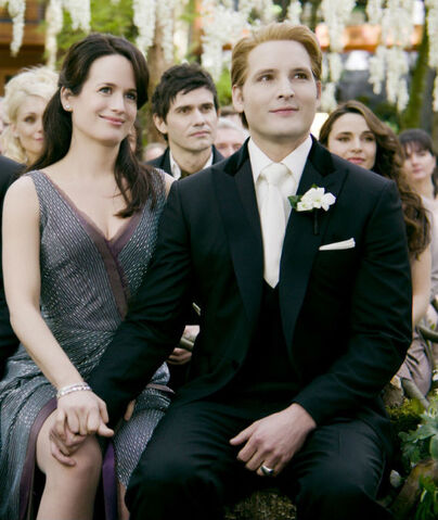 File:-The-Twilight-Saga-Breaking-Dawn-Part-1-Stills-Carlisle-Esme-esme-and-carlisle-cullen-26574857-1024-681-1-.jpg