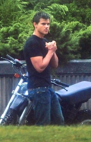 File:Taylor-on-Set-Eclipse-September-9-jacob-black-8082593-415-648.jpg