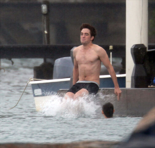 File:PattinsonlifeSwimming13.jpg