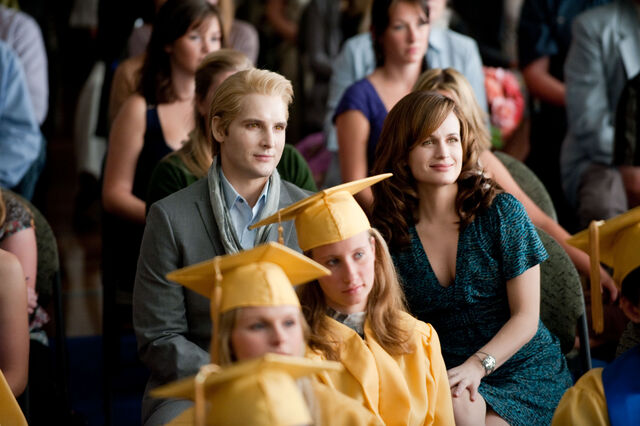 File:Esme and carlisle at the graduation.jpg