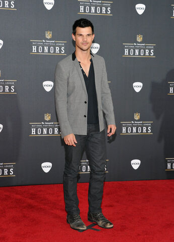 File:Taylor+Lautner+NFL+Honors+Pepsi+Rookie+Year+qt6XlyPGKMdl.jpg